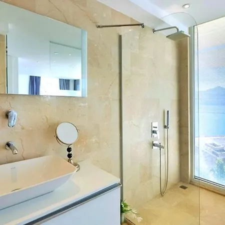 6 Bedroom Luxury Close To The Villa