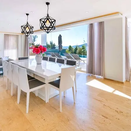 6 Bedroom Luxury Close To The Villa