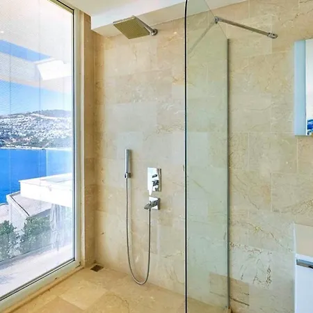 Villa 6 Bedroom Luxury Close To The