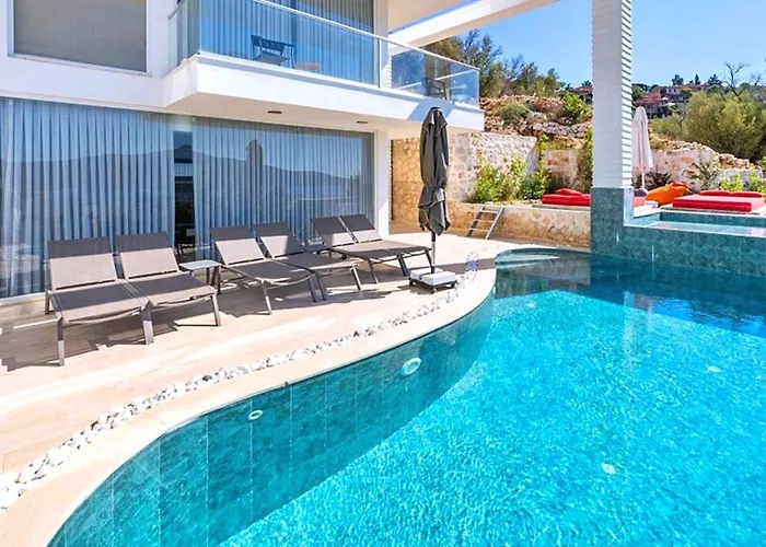 6 Bedroom Luxury Close To The Villa *