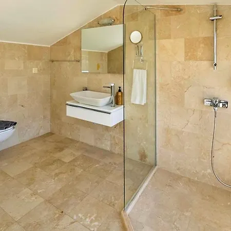 6 Bedroom Luxury Close To The Villa