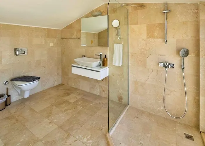 6 Bedroom Luxury Close To The Vila