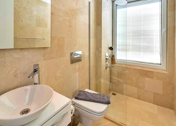 6 Bedroom Luxury Close To The Vila