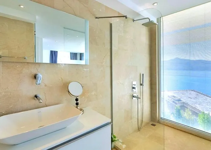 6 Bedroom Luxury Close To The Vila