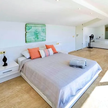 6 Bedroom Luxury Close To The Villa *