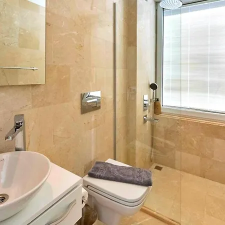 6 Bedroom Luxury Close To The Villa