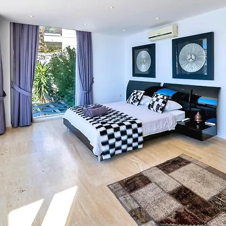 Villa 6 Bedroom Luxury Close To The