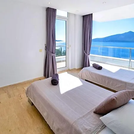 Villa 6 Bedroom Luxury Close To The