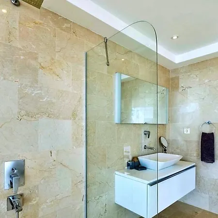 Villa 6 Bedroom Luxury Close To The *